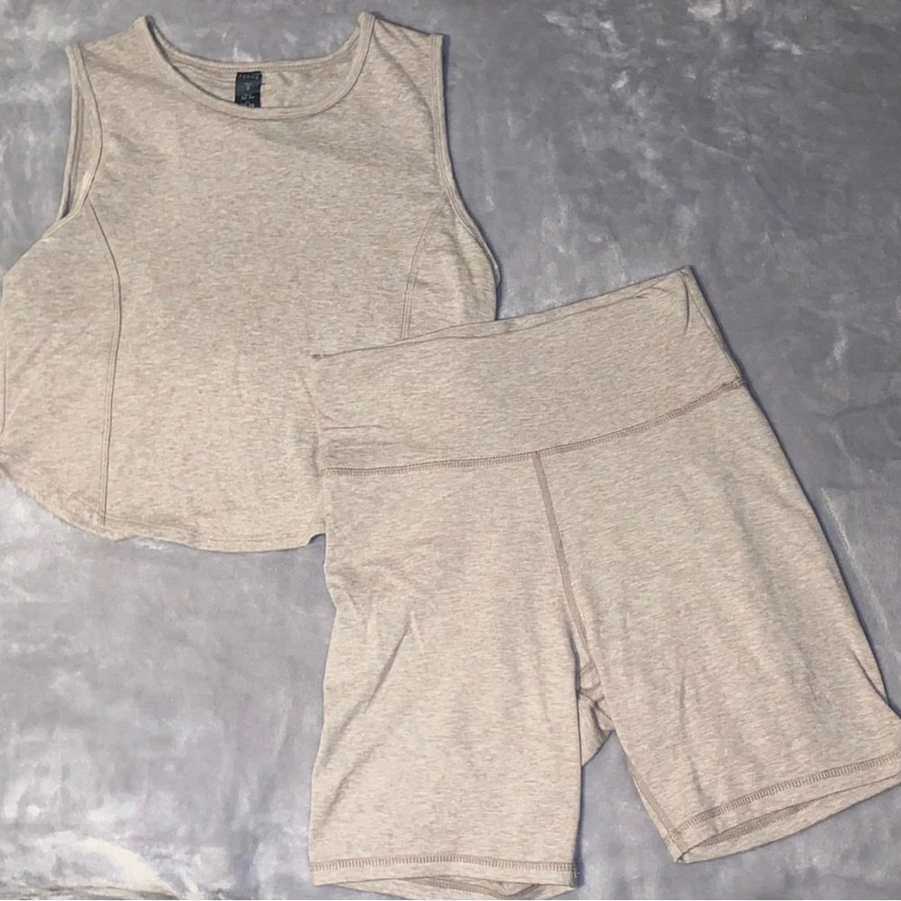 Zobha Women's Cream Activewear Set